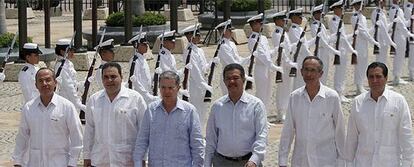 De izquierda a derecha, los presidentes de México, El Salvador, Colombia, República Dominicana, Guatemala y Panamá, reunidos en Cartagena de Indias en la cumbre contra el narcotráfico