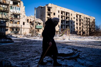 Un anciano pasa junto a un edificio residencial destruido en Chasiv Yar (Donetsk), en el este de Ucrania, este sábado.