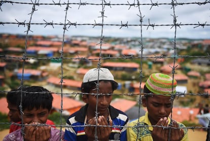 Varios niños rezan durante la ceremonia organizada en conmemoración de su éxodo, el 25 de agosto de 2018, en el campamento Kutupalong, Bangladesh.  