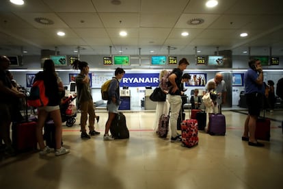 Pasajeros hacen cola en la zona de facturación de Ryanair en la T1 del aeropuerto de Barajas, en Madrid.