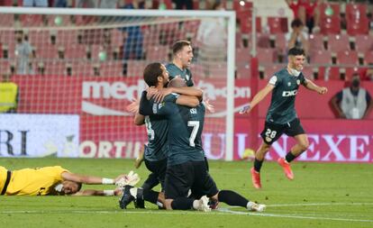 Futbolistas del Rayo Vallecano celebran el ascenso a LaLiga Santander en el campo del Girona FC.