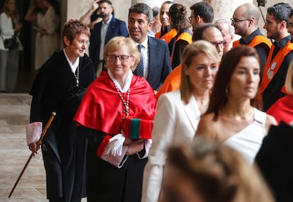 La rectora de la Universidad de Valencia, Mavi Mestre, y el presidente de la Generalitat, Carlos Mazón, en la apertura del curso.