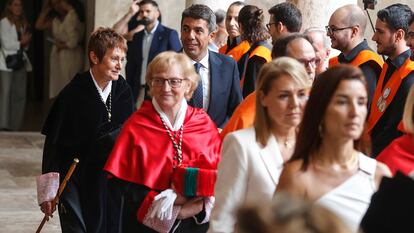 La rectora de la Universitat de València, Mavi Mestre, y el presidente de la Generalitat, Carlos Mazón, en el acto de apertura del curso académico 2023/2024 de las universidades valencianas.