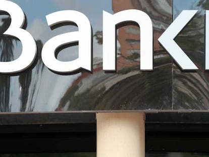 Logotipo de Bankia, en la entrada de una oficina.