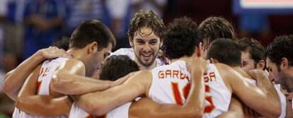 La selección española, con Pau Gasol en el centro, celebra la victoria contra Grecia al final del partido.