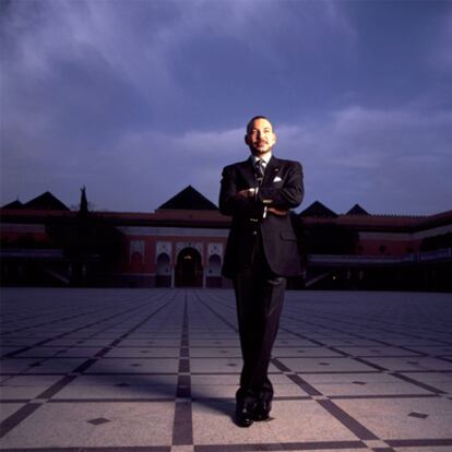 El rey de Marruecos posa en una imagen de archivo junto a uno de sus palacios, en Marraquech.