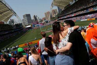 Una pareja de aficionados al rugby se besan en el estadio Hong Kong, en Hong Kong (China), el 8 de abril de 2018.