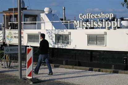 Un joven pasa ante el <i>Mississippi,</i> un <i>coffeeshop</i> de Maastricht que vende marihuana.