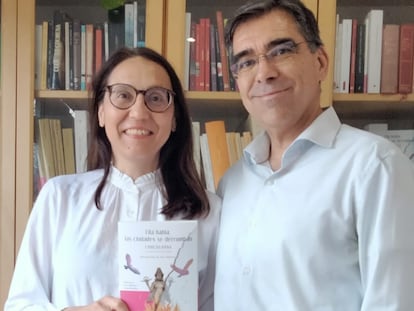 Laura Rochera y Paco Moreno con el libro ‘Ellas hablan, las ciudades se derrumban’.