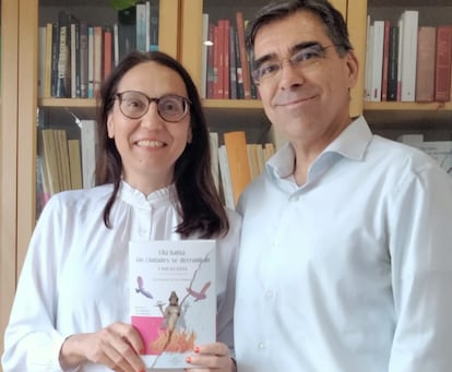 Laura Rochera y Paco Moreno con el libro ‘Ellas hablan, las ciudades se derrumban’.