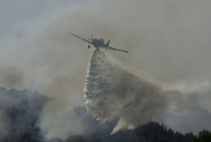 Un avión echa agua sobre el monte cerca de Andratx.