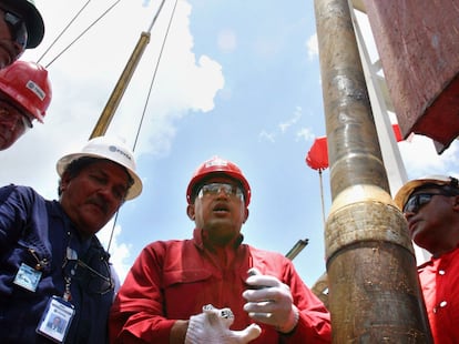 Hugo Chávez visita a trabajadores petroleros en una plataforma del Orinoco, en agosto de 2006. 