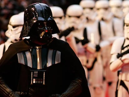Un actor disfrazado de Darth Vader, en el estreno de una de las pel&iacute;culas de la saga &lsquo;La guerra de las galaxias&rsquo;.