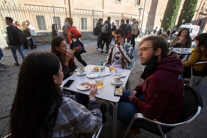 Ambiente después de clase, en los aledaños de la Universidad de Salamanca.