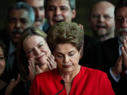 La ahora expresidenta de Brasil Dilma Rousseff habla frente al Palacio de Alborada en Brasilia (Brasil)