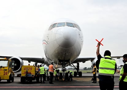Personal del AICM trabaja durante la llegada de un avión al aeropuerto, en una imagen de archivo.