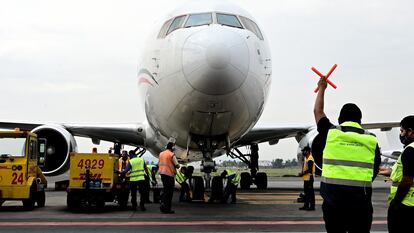 Personal del AICM trabaja durante la llegada de un avión al aeropuerto, en una imagen de archivo.