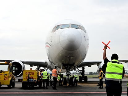 Personal del AICM trabaja durante la llegada de un avión al aeropuerto, en una imagen de archivo.