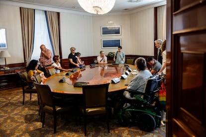 Habitantes de los tres bloques, durante la reunión en el Congreso de los Diputados de este martes para exponer su caso.