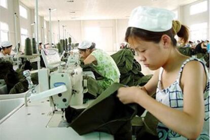 Mujeres chinas trabajan en una fábrica de ropa