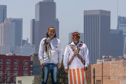 Andrés Tapia, un líder indígena de la comunidad Kichwa de Ecuador, y Uyunkar Domingo Peas Nampichkai, de la comunidad indígena Achuar, del mismo país. Están en Los Ángeles para hacerse oír por los líderes regionales en la Cumbre en representación de sus comunidades.