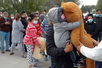 Acto de entrega de alimentos y material infantil de primera necesidad por parte de la Fundación Madrina a los niños de la Cañada Real. EFE/Emilio Naranjo