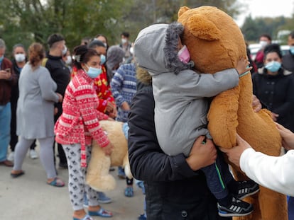 Acto de entrega de alimentos y material infantil de primera necesidad por parte de la Fundación Madrina a los niños de la Cañada Real. EFE/Emilio Naranjo