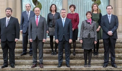 El Gobierno de Iñigo Urkullu, el primero de Euskadi completamente paritario entre los titulares de sus consejerías, posa en las escaleras de Ajuria Enea con el lehendakari en su presentación en diciembre pasado.