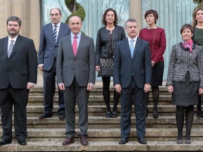 El Gobierno de Iñigo Urkullu, el primero de Euskadi completamente paritario entre los titulares de sus consejerías, posa en las escaleras de Ajuria Enea con el lehendakari en su presentación en diciembre pasado.