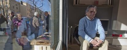 Carlos del Rincón (66 años) lleva más de medio siglo en el negocio de los muebles. Con 12 años mullía colchones en la tienda de sus padres. Regenta un local de Carabanchel con productos de diseño desde hace 35 años. Trabaja con su hija, su yerno y cinco empleados. Asegura que sus ventas han caído el 50% desde que empezó la crisis. “No estoy en situación de cierre, pero sí me quejo de que el sector va cada vez peor. Los sábados no abrimos porque no viene gente. Tampoco abriríamos los domingos”.