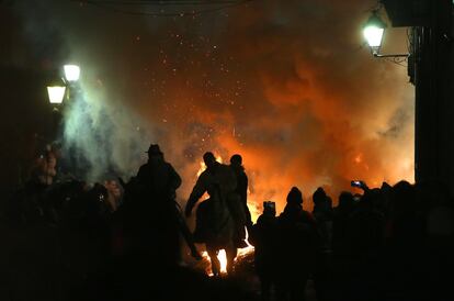 Además de los cientos de visitantes que se acercan hasta San Bartolomé de Pinares, cada año son más los reporteros gráficos y aficionados a la fotografía que se interesan por esta fiesta que propicia imágenes impactantes y de gran belleza visual. En la imagen, visitantes durante la festividad de las luminarias.