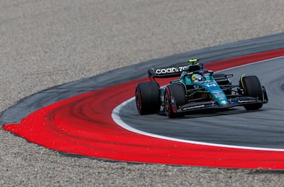 Fernando Alonso, con su Aston Martin.