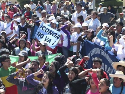 Cientos de pobladores del distrito de Bambamarca marchanen protesta contra el proyecto minero Conga, en Perú.