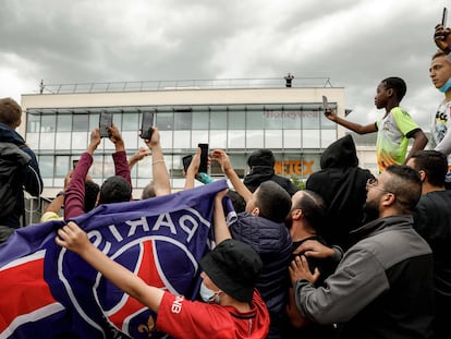 Los aficionados del PSG se congregan en las puertas del Parque de los Príncipes a la espera de que se haga oficial el fichaje de Lionel Messi.