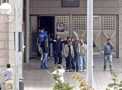 Miembros del Frente Atlético abandonan el estadio Calderón.