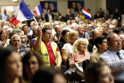 Simpatizantes de Marine Le Pen en un acto de Frente Nacional francés.