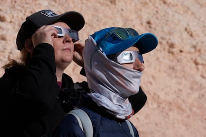 Thousands of people went to tourist sites in the southern United States because the eclipse was visible.