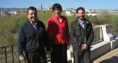 Miguel Santiago, a la izquierda, Teresa Rodríguez y David Moscoso con la Mezquita-Catedral al fondo.