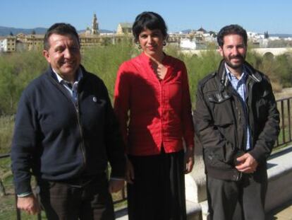 Miguel Santiago, a la izquierda, Teresa Rodríguez y David Moscoso con la Mezquita-Catedral al fondo.