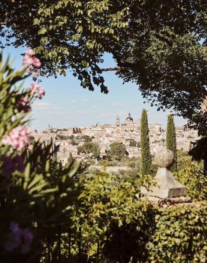 Las vistas de Toledo aparecen y desaparecen recortadas entre los árboles.