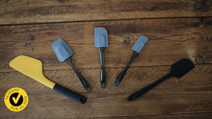 Espátulas sobre una mesa de madera.