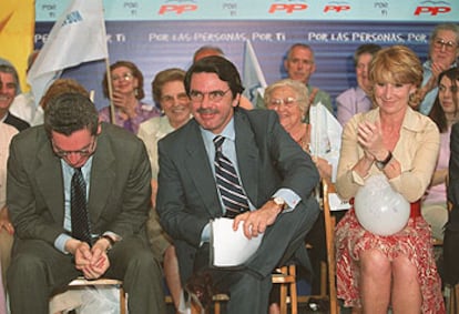 José María Aznar, con Alberto Ruiz-Gallardón y Esperanza Aguirre, en el mitin de ayer en Carabanchel.