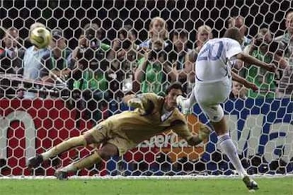 Trezeguet, delantero de Francia, lanza y falla su penalti en la final de la Copa del Mundo.