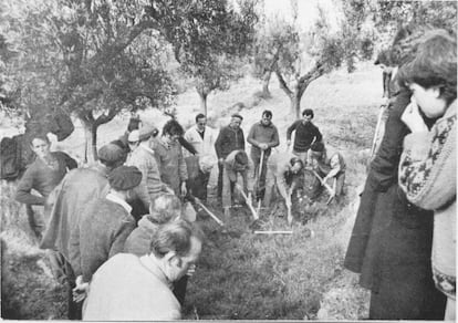 Familiares de los fusilados de Aldeanueva de Ebro buscaron a la muerte de Franco las fosas donde habían sido arrojado los suyos. Emiliano León, hermano de dos de las víctimas, recordaría después en el funeral una frase del obispo de Cartagena: "Benditos sean los cañones, si en las brechas que abren florece el Evangelio" para contraponerlas con los curas navarros que les estaban ayudando a rehabilitar a sus familiares: "Hoy otros sacerdotes de aquella Iglesia que os despreció han venido a rezar por vosotros y a decirnos 'vuestro dolor es nuestro dolor..."