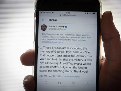 Imagen de un móvil en el que se muestra el mensaje de Trump sancionado por Twitter.