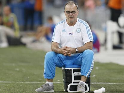 Bielsa contempla un partido durante su periplo en Marsella.