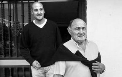 Eusebio Ríos y, detrás, su hijo Roberto. 