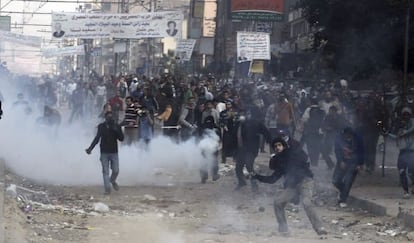 Manifestantes islâmicos lançam pedras e outros objetos contra os policiais anti-distúrbios durante confrontos no Cairo (Egito).