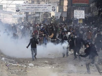 Manifestantes islamistas lanzan piedras y otros objetos contra los polic&iacute;as antidisturbios durante enfrentamientos en El Cairo (Egipto).