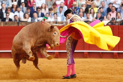 Roca Rey durante la faena de su primer toro en la Maestranza.